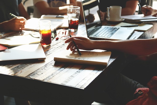 Compte vêtement de travail : comment bien gérer l’équipement professionnel en 2025 ?